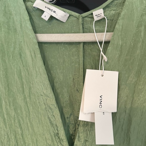 VINCE Green Crinkle Long Sleeve Satin Blouse Size Large NWT - Picture 5 of 8